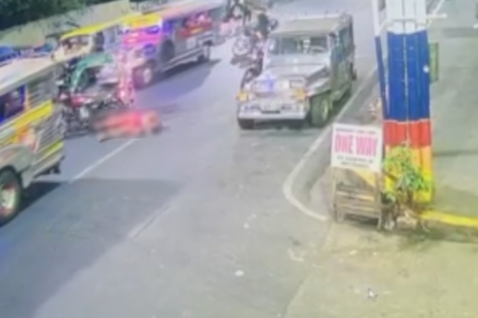 Bumulagta sa kalsada ang isang tricycle driver matapos barilin ng hindi pa nakikilalang salarin sa Tondo, Maynila noong Marso 12, 2023. Screenshot mula sa CCTV footage ng Barangay 7