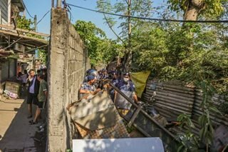 Residents barricade against Caybiga demolition