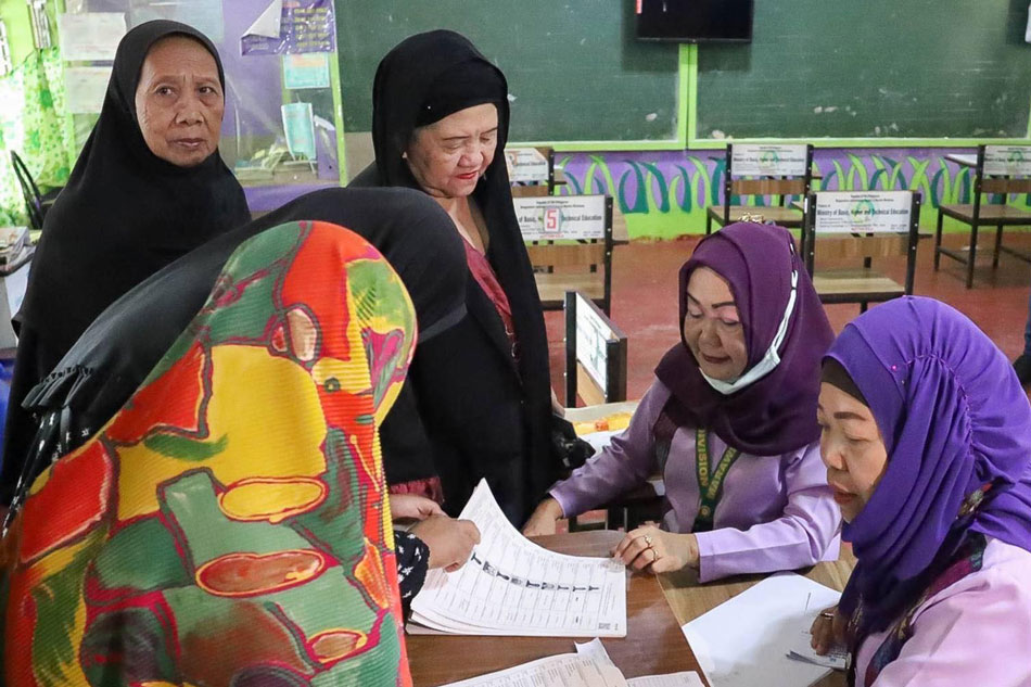 Residents vote in a plebiscite in Marawi City. Photo courtesy of Comelec.