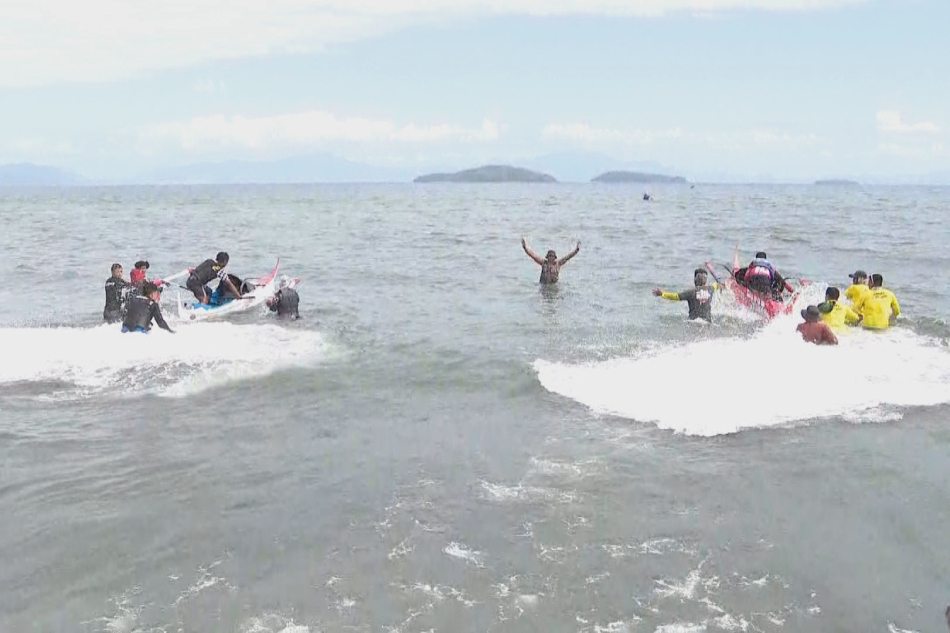 Idinaos ang karera ng mga bangka sa Calapan City, Oriental Mindoro nitong Marso 19, 2023 sa kabila ng banta ng oil spill. ABS-CBN News