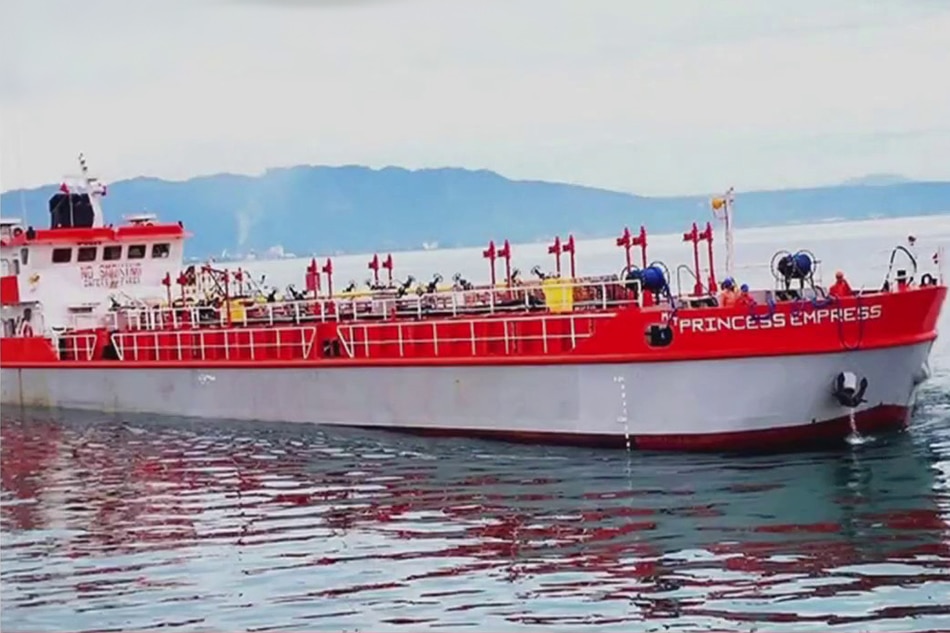 Marina official denies signing permit of sunken oil tanker