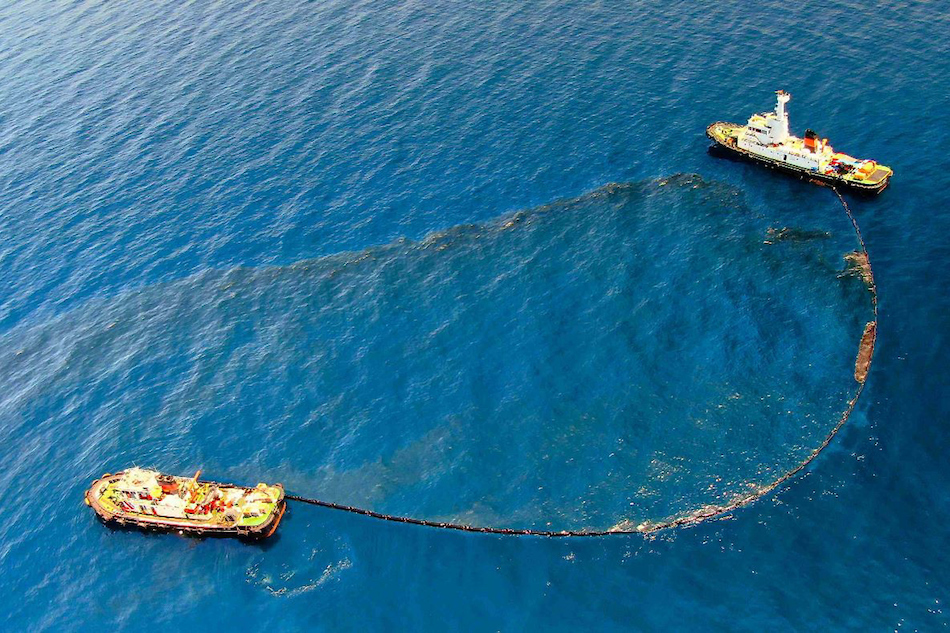 The Philippine Coast Guard deploys an oil spill boom and skimmer with manual scooping around the suspected area of the sunken MT Princess Empress in Oriental Mindoro on March 14, 2023. Photo courtesy of Malayan Towage and Salvage Corporation/Philippine Coast Guard