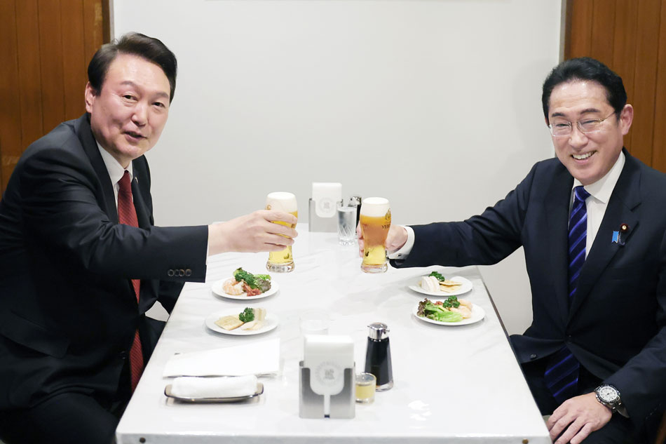  South Korea's President Yoon Suk Yeol and Japan's Prime Minister Fumio Kishida toast as the leaders and their wives have dinner together at a restaurant in Tokyo, Japan on March 16, 2023. Yonhap/EPA-EFE