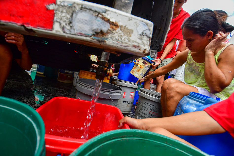 Residents in Pasay City stock up on water from a mobile tanker after Maynilad announced that several areas in Pasay, Parañaque, Las Piñas, and Manila will experience water service interruption last March 5. Mark Demayo, ABS-CBN News/file