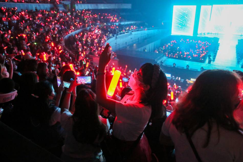 Fans watch the K-Pop Masterz Ep. 2 at the Araneta Coliseum in Quezon City on September 23, 2022. Jonathan Cellona, ABS-CBN News/File