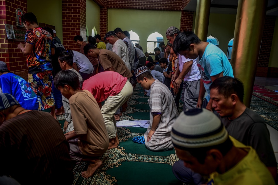 Filipino Muslims pray at the start holy month of Ramadan at the Marikina Islamic Grand Mosque on March 23, 2023. Maria Tan, ABS-CBN News