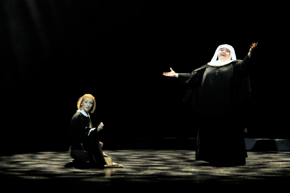 Laura Kidwell belts out 'Climb Every Mountain.' Jeeves de Veyra