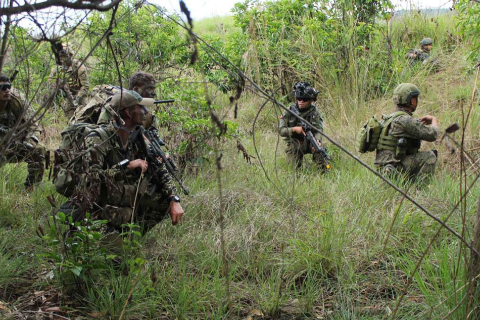  Philippine Army troops and their U.S. Army Pacific counterparts prepare to assault the 'target' location during a shoulder-to-shoulder 'Balikatan' air assault exercise in Fort Magsaysay, Nueva Ecija from April 4 to 5, 2022. Photos courtesy of Sgt Sanny E Palattao PA/ OG7, TRADOC, PA