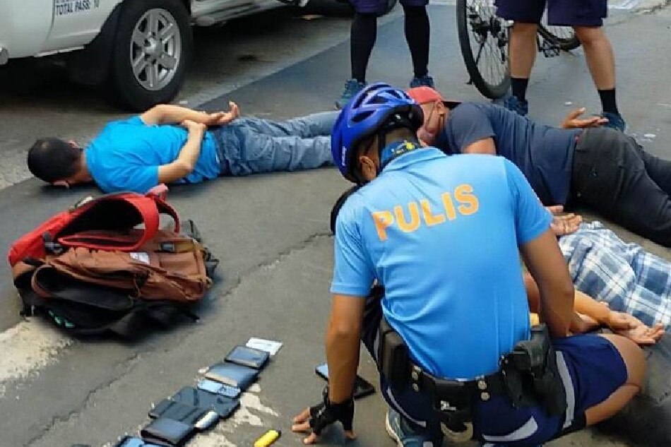 Mga hinihinalang miyembro ng ‘Laglag Barya Gang’, timbog ng bike patrol unit ng MPD sa Malate, Maynila, Marso 28, 2023. Courtesy of Manila Police District