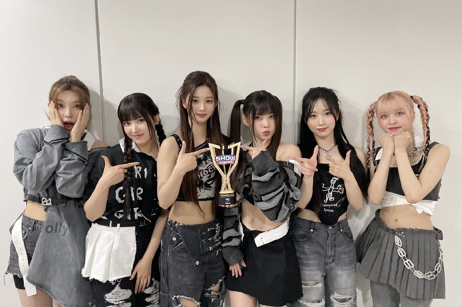 K-pop girl group NMIXX takes home its first music show win through 'Show Champion' last March 29, 2023. Photo: Twitter/@NMIXX_Official