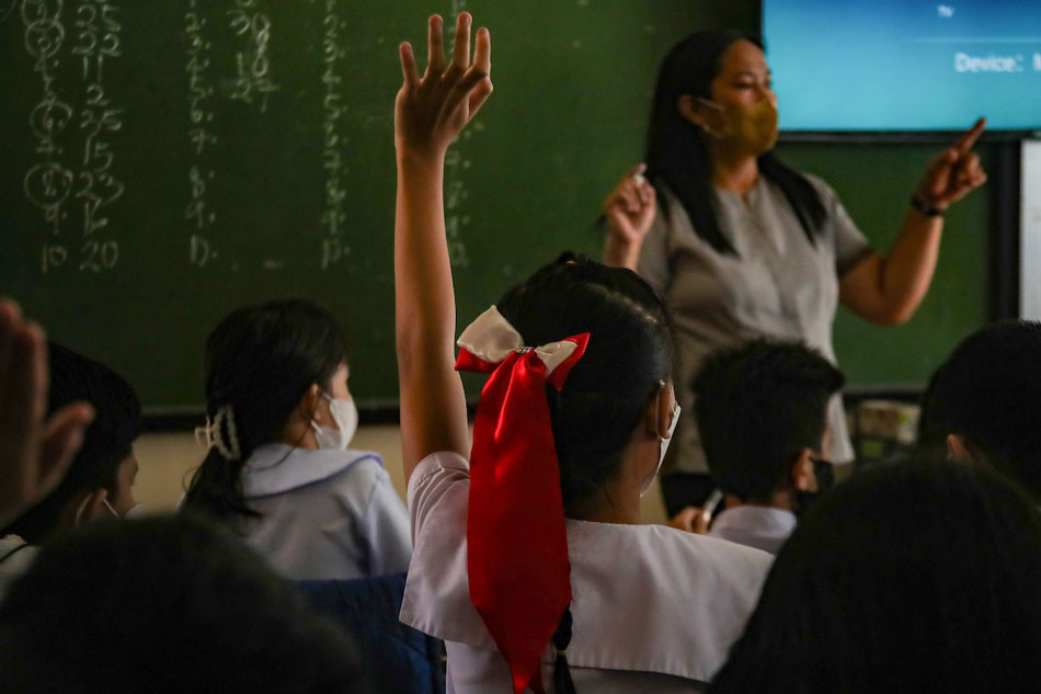 Students raise their hands during recitation in their first face-to-face classes at the Nagpayong Elementary School in Pasig City. Jonathan Cellona, ABS-CBN News/file