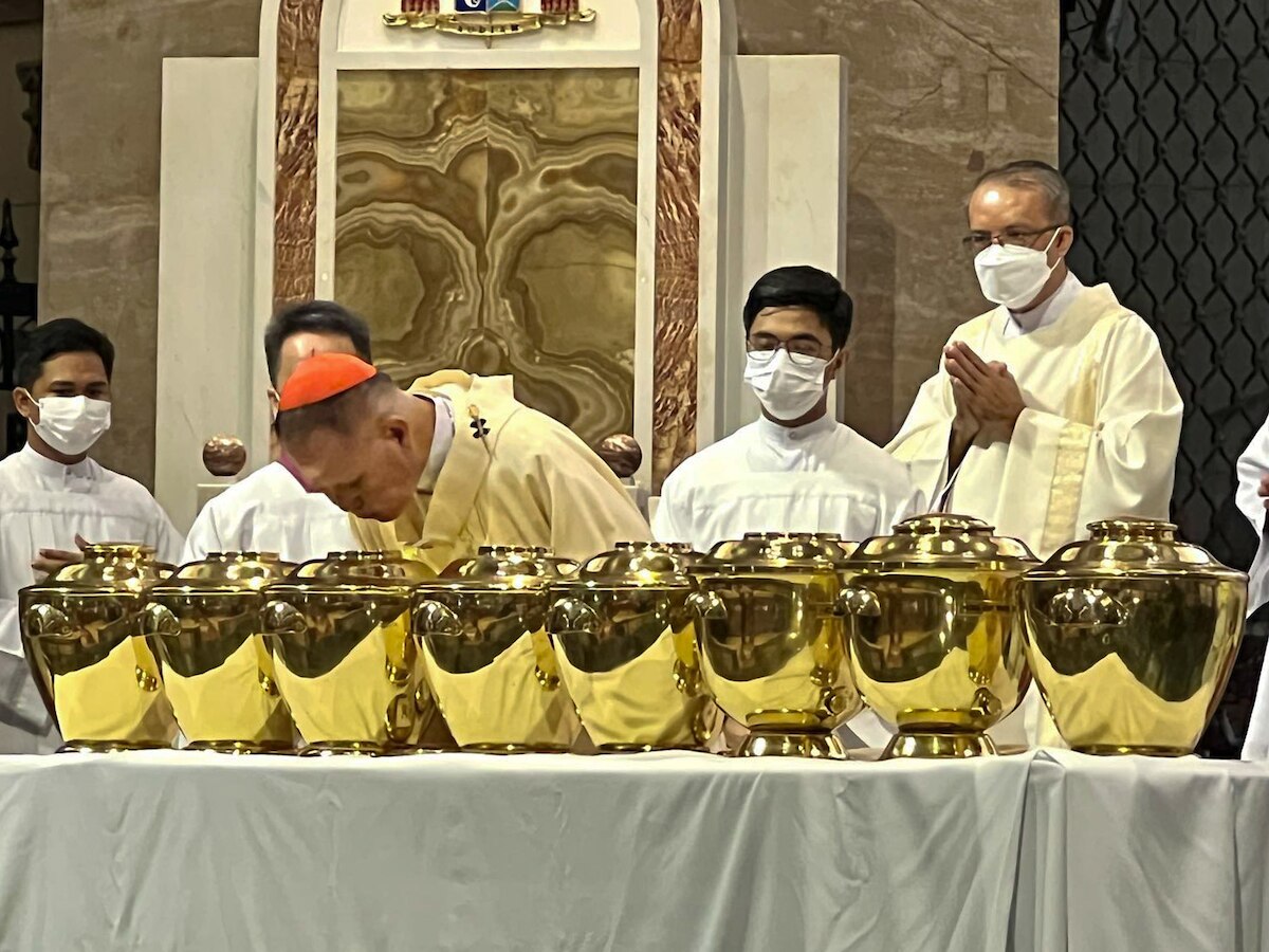 Cardinal Advincula leads Chrism mass on Maundy Thursday, calls for