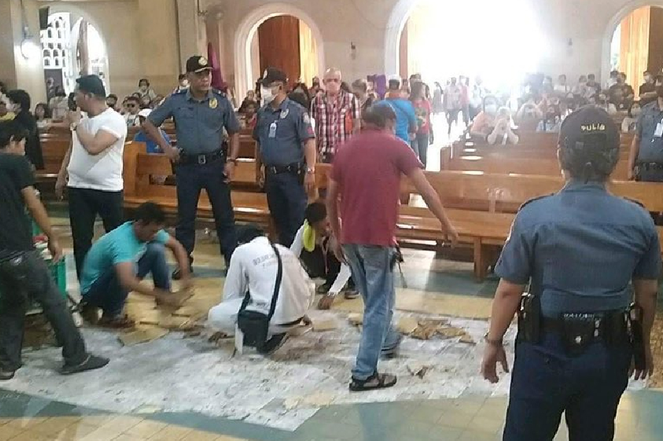 Mass goers at Baclaran church startled by loud noises 1