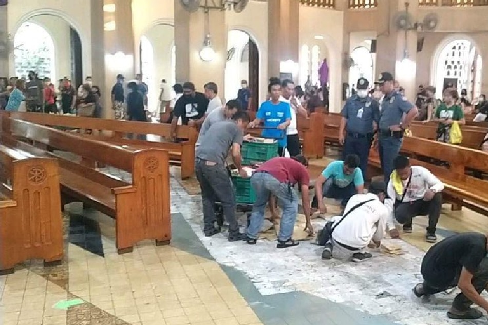 Mass goers at Baclaran church startled by loud noises 3