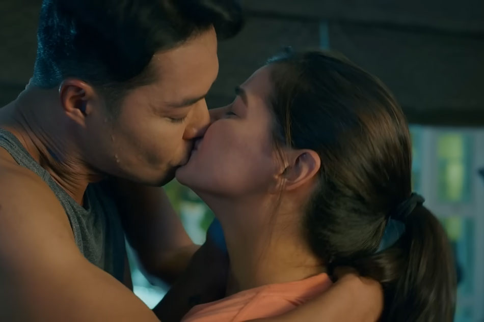 Naglagablab sina Zanjoe Marudo at Janine Gutierrez sa kanilang unang kissing scene sa 'Dirty Linen' nitong Abril 4, 2023. ABS-CBN