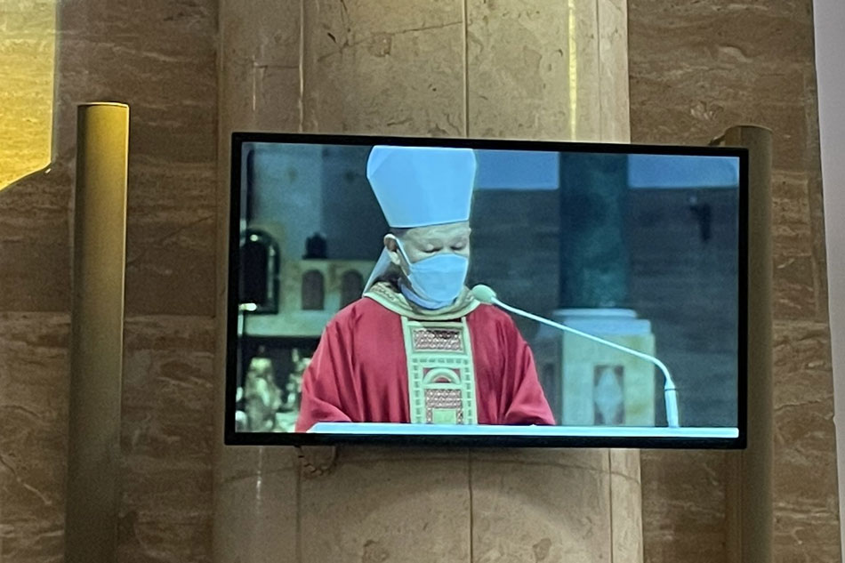  In his homily, Jose Cardinal Advincula called on the Catholic faithful to respond to Jesus' sacrifices with gratitude and humility. Jervis Manahan, ABS-CBN News