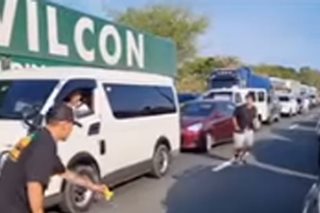 2 lalaki nag-badminton sa gitna ng matinding NLEX traffic