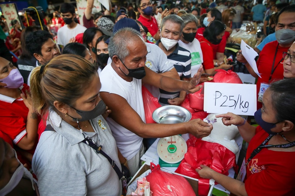 Residents line up for low-cost rice, sugar and other produce during the launching of Kadiwa ng Pasko with President Ferdinand Marcos, Jr. in Barangay Addition Hills, Mandaluyong City on November 16, 2022 Jonathan Cellona, ABS-CBN News/file