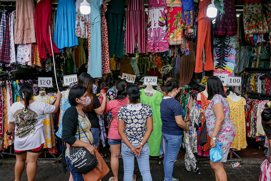 People flock to stalls and shops in Divisoria, Manila on Dec. 17, 2022. George Calvelo, ABS-CBN News/File 