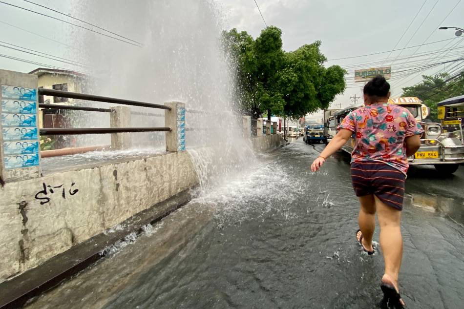 Water gushing from a burst pipe floods the New Panaderos bridge near Kalentong Market in Mandaluyong City on April 12, 2023. Jonathan Cellona, ABS-CBN News