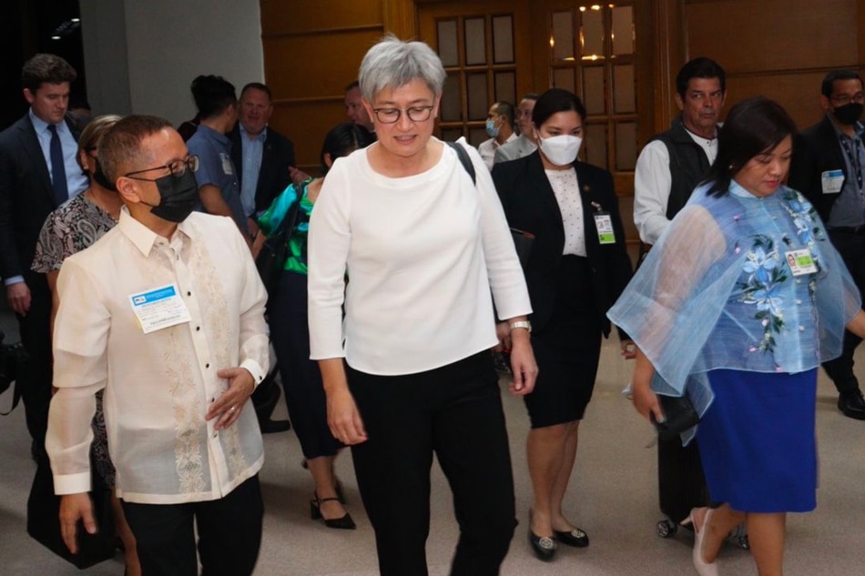 Philippine foreign affairs officials welcome Australian Foreign Minister Penny Wong in Manila. Photo: Twitter/@DFAPHL