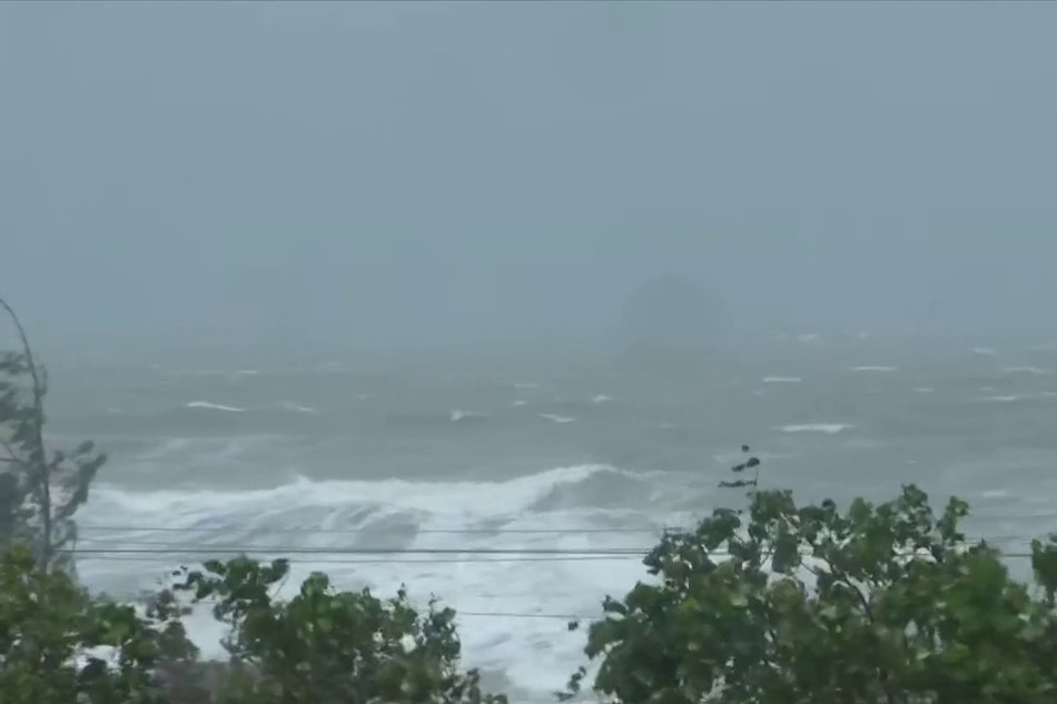 Typhoon Betty spurs strong waves in Cagayan province