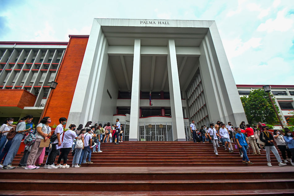 Iskolar ng Bayan hopefuls gather outside their designated buildings in UP Diliman for this year’s UP College Admission Test (UPCAT) on June 3, 2023. A total of 104,071 students are set to take the exams, the first in-person college admission test of the university since the COVID-19 pandemic. Maria Tan, ABS-CBN News
