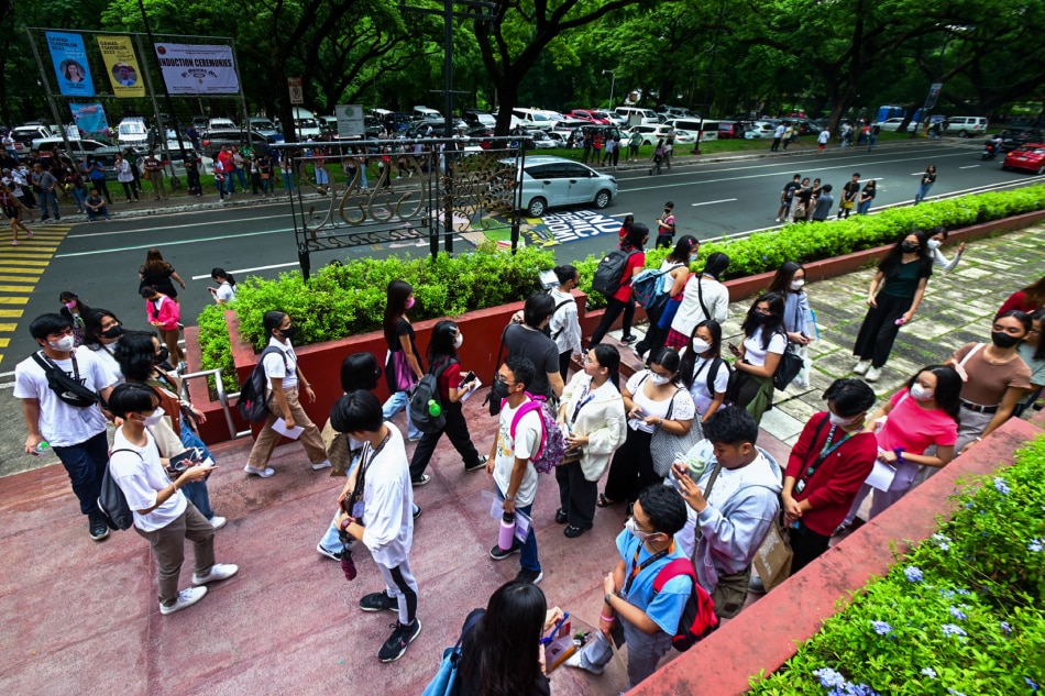 Iskolar ng Bayan hopefuls gather outside their designated buildings in UP Diliman for this year’s UP College Admission Test (UPCAT) on June 3, 2023. A total of 104,071 students are set to take the exams, the first in-person college admission test of the university since the COVID-19 pandemic. Maria Tan, ABS-CBN News