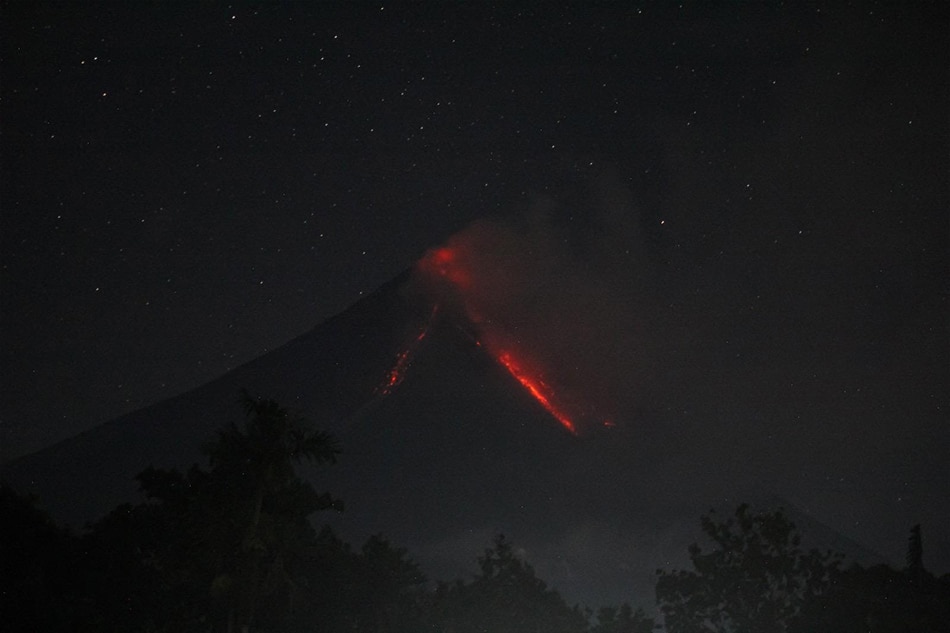 TINGNAN: Pagputok ng lava ng Bulkang Mayon sa gabi 2