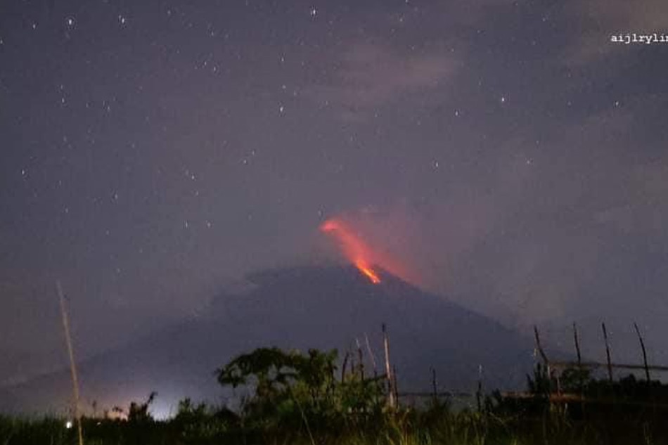 TINGNAN: Pagputok ng lava ng Bulkang Mayon sa gabi | ABS-CBN News