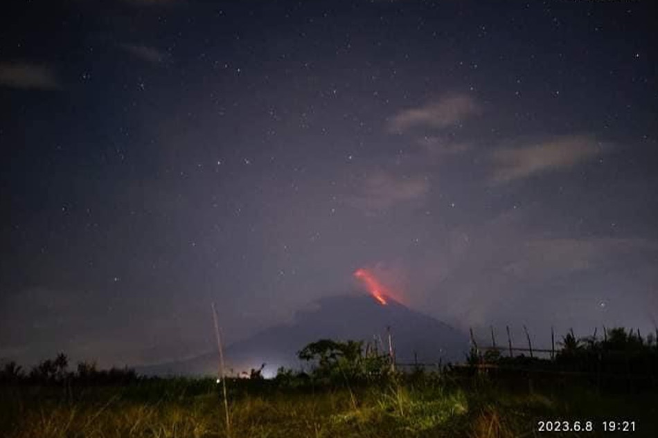 TINGNAN: Pagputok ng lava ng Bulkang Mayon sa gabi 4