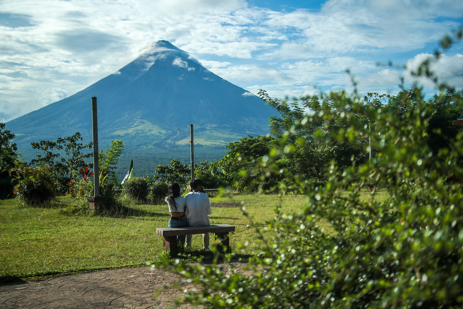  People enjoy the view of Mayon volcano from Lingon Hills in Legazpi City Albay on June 16, 2023. Jonathan Cellona, ABS-CBN News
