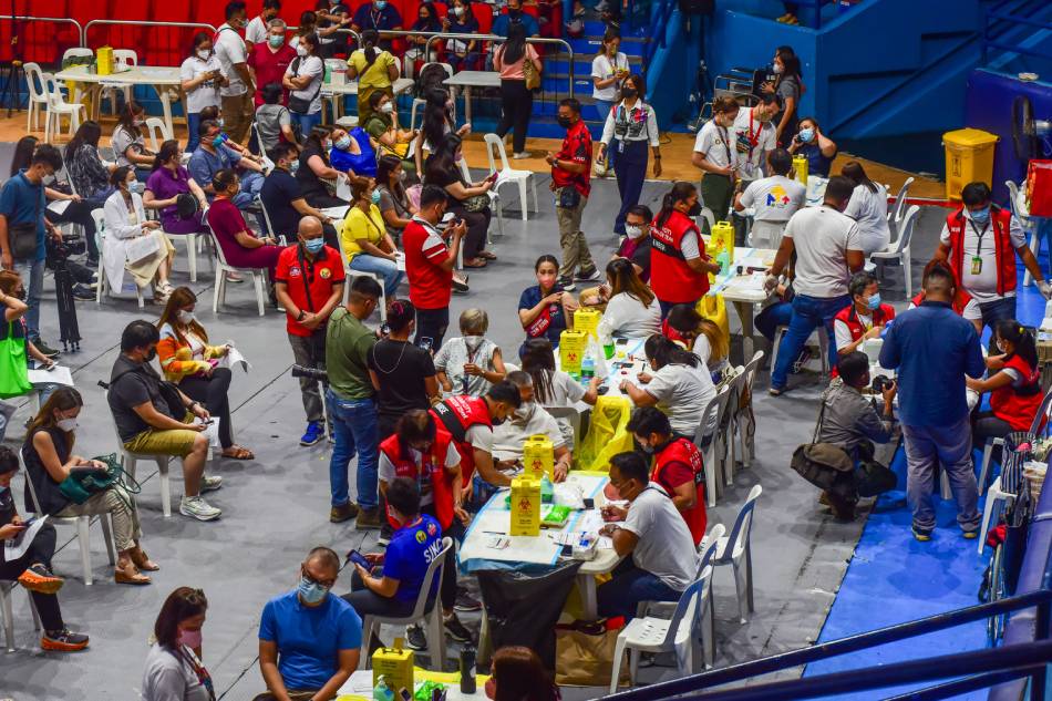 Health-care workers administer bivalent COVID-19 vaccines at the FilOil EcoOil Centre, San Juan City, June 22, 2023. Maria Tan, ABS-CBN News