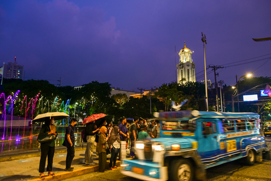 Commuters in Manila head home while the skies are still bright due to the summer solstice on June 21, 2023. Maria Tan, ABS-CBN News/File