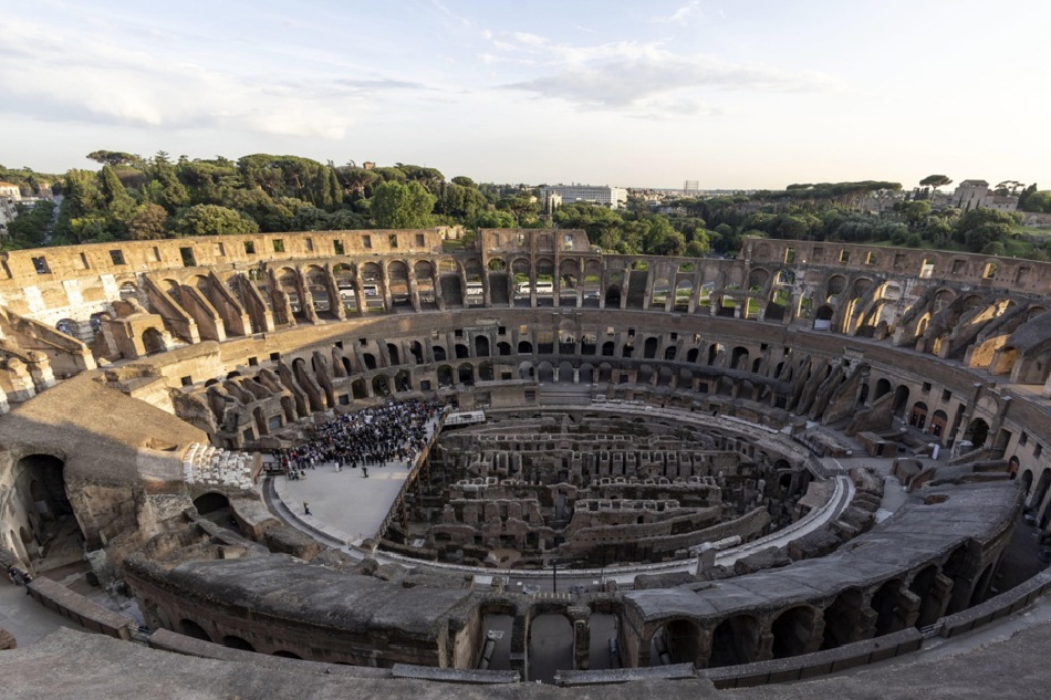 German Teen Caught Vandalizing Italy S Colosseum Abs Cbn News