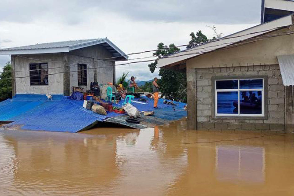 Look Residents Trapped On Roofs Due To Cagayan Floods Abs Cbn News