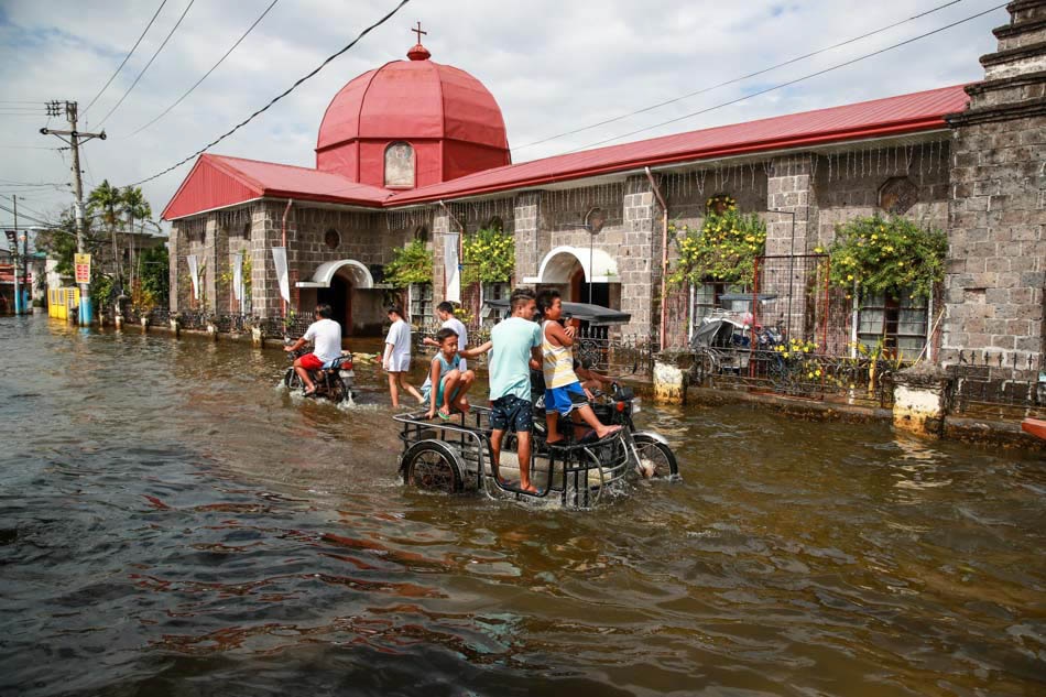 Enduring weeks of flood in Pampanga 11
