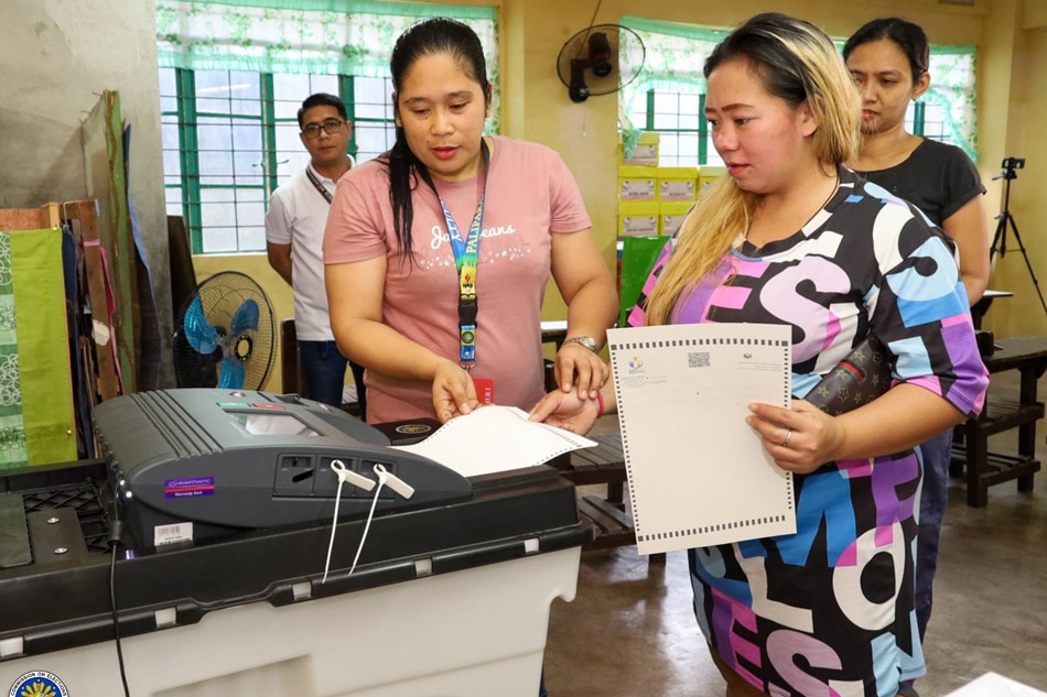  Photos of the mock elections at Paliparan III Elementary School, Paliparan III in Dasmariñas, Cavite. Comelec handout.
