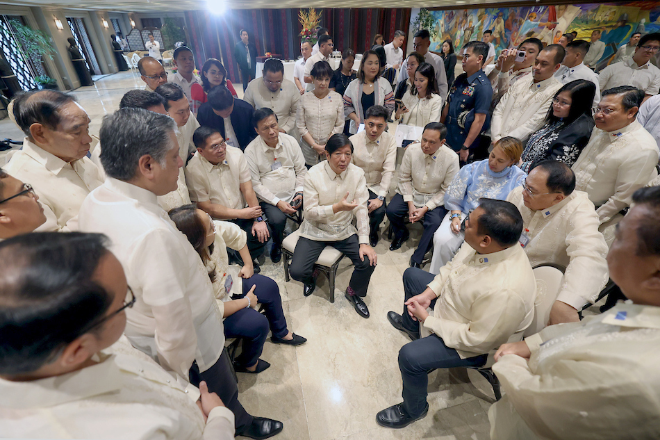 President Ferdinand Romualdez Marcos Jr. talks to the new members of Partido Federal ng Pilipinas at Malacañang Palace on Thursday, August 24, 2023. KJ Rosales, PPA Pool.