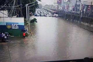 Ilang bahagi ng EDSA binaha dahil sa buhos ng ulan sa Metro Manila