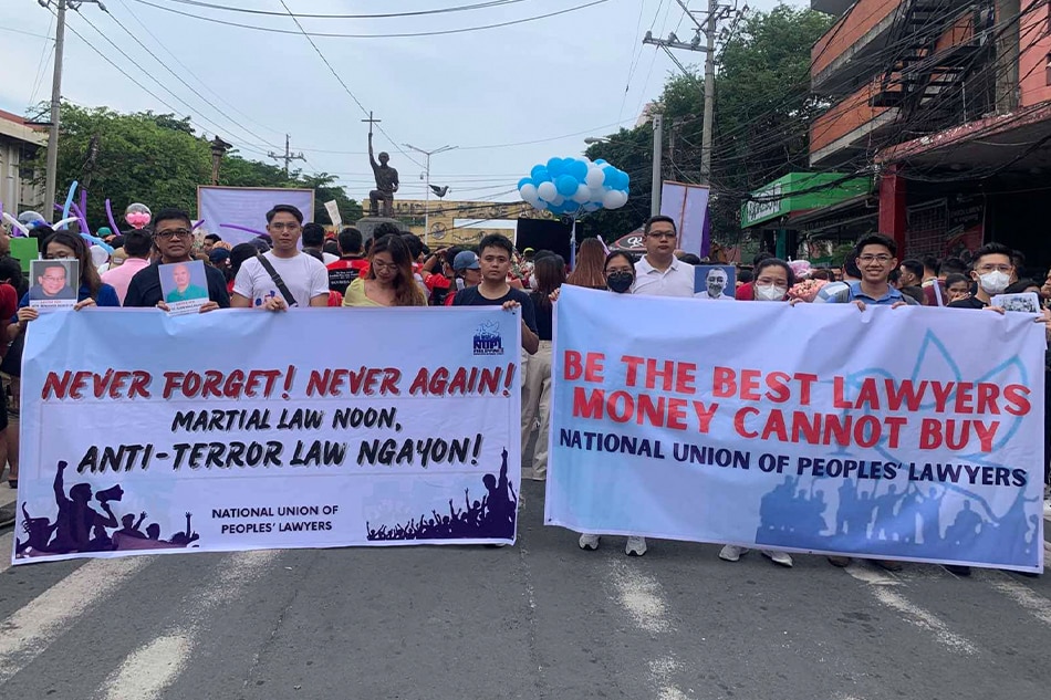 Nagsagawa ng kilos protesta ang National Union of Peoples’ Lawyers kaugnay ng patuloy na pananambang sa mga abogado. Photo courtesy of NUPL.
