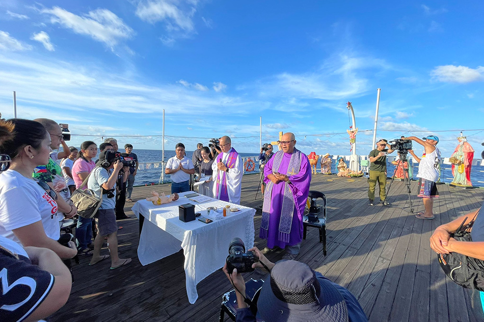 A mass is held aboard the MV Kapitan Felix Oca. Jervis Manahan, ABS-CBN News.