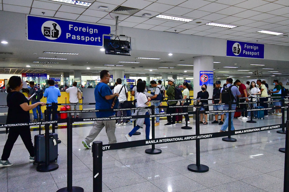  Departing passengers queue before the immigration counters at the Ninoy Aquino International Airport Terminal 3 in Pasay City on July 4, 2023. Mark Demayo, ABS-CBN News/file