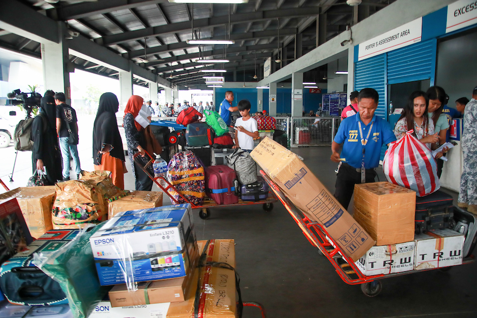 Travelers arrive at the North Port Passenger terminal in Manila on October 27, 2023 to head home to the province. Thousands of Filipinos are expected to head to the province for the long weekend because of the upcoming Barangay and Sangguniang Kabataan elections slated for October 30, and Undas 2023. Jonathan Cellona, ABS-CBN News