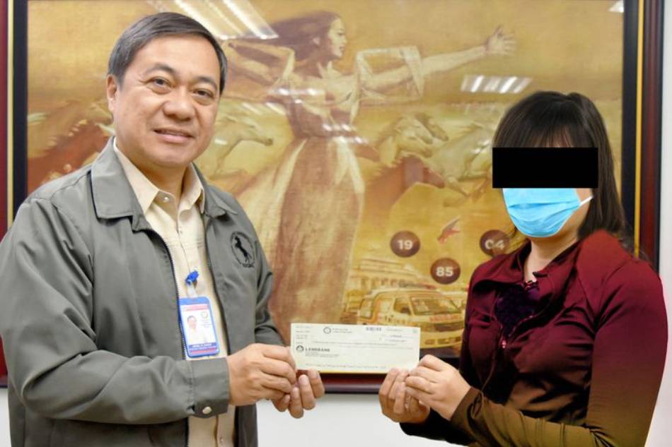 Nasungkit ng isang ginang ang MegaLotto 6/45 jackpot nitong Oktubre 25 dahil sa lucky pick. PCSO/Facebook 