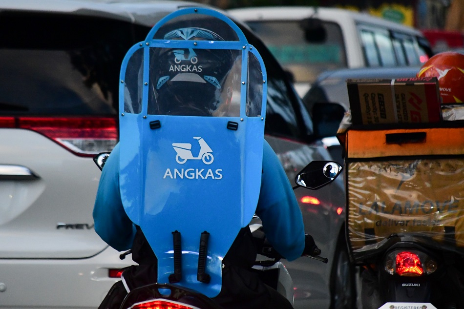 Angkas drivers ply the stretch of Katipunan Avenue in Quezon City on November 25, 2020 after the ride-hailing firm was recently given provisional authority to operate under the extended Motorcycle Taxi Pilot Program until December 9. Mark Demayo, ABS-CBN News.