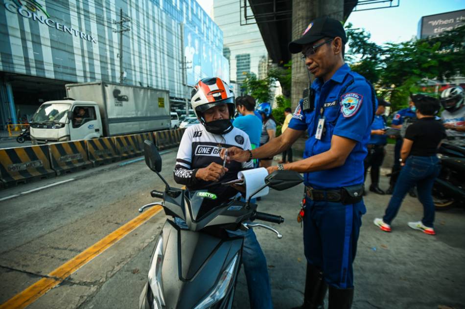 EDSA bus way violators apprehended | ABS-CBN News