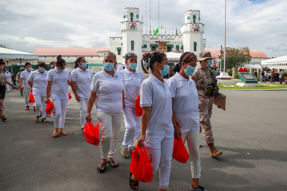  Persons Deprived of Liberty (PDL) leave the New Bilibid Prison (NBP) in Muntinlupa City on December 19, 2022 after attending a formal ceremony for the release of inmates who have completed their prison sentences. Jonathan Cellona, ABS-CBN News