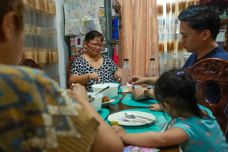 Perla Reprado spends lunch with her extended family in their home in Navotas City on December 4, 2023. Reprado talked about her family and the past Christmas dinners (Noche Buena) they shared together. Jonathan Cellona, ABS-CBN News