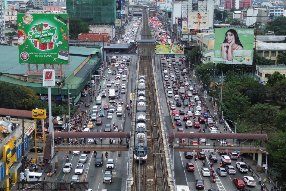 Motorists experience bumper-to-bumper traffic along the EDSA-Kamuning Flyover in Quezon City on December 15, 2023. Maria Tan, ABS-CBN News.